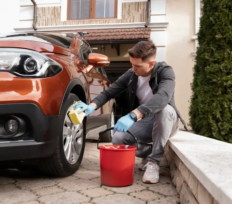 Lavage auto à domicile Léognan : professionnel intervenant sur un véhicule